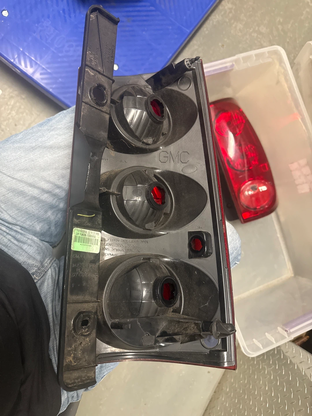 GMC Yukon Left and Right Tail Light Assembly - photo 3