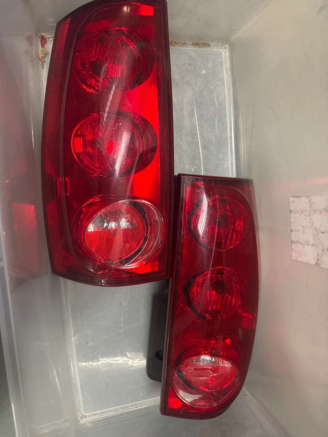 GMC Yukon Left and Right Tail Light Assembly - photo 5