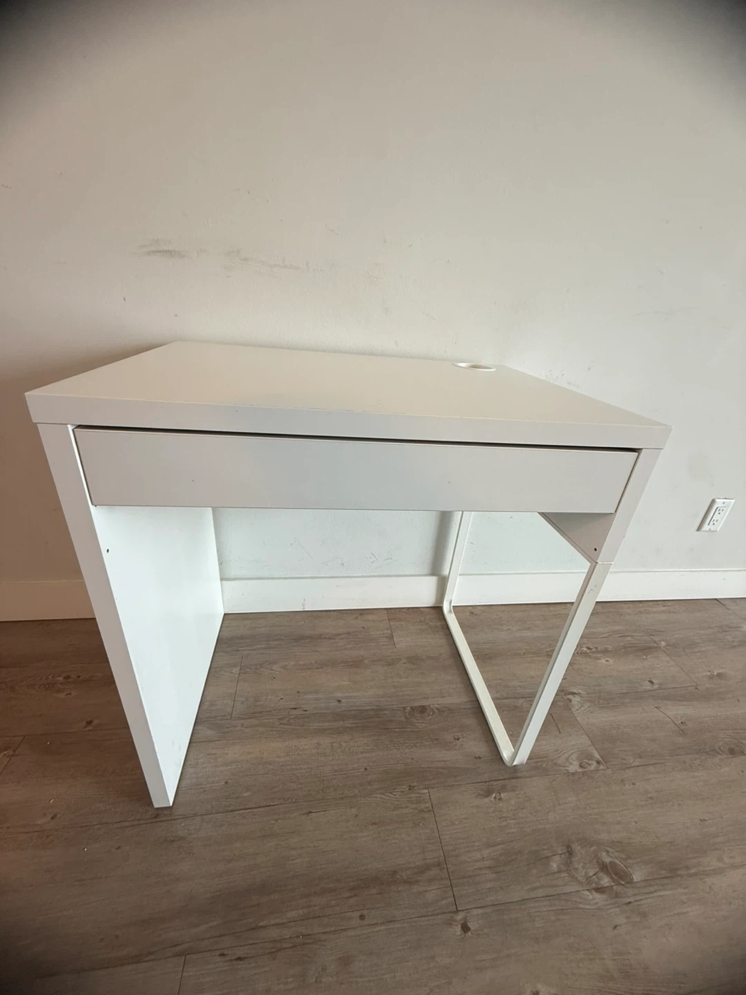 IKEA MICKE Desk White – Good Condition - photo 3