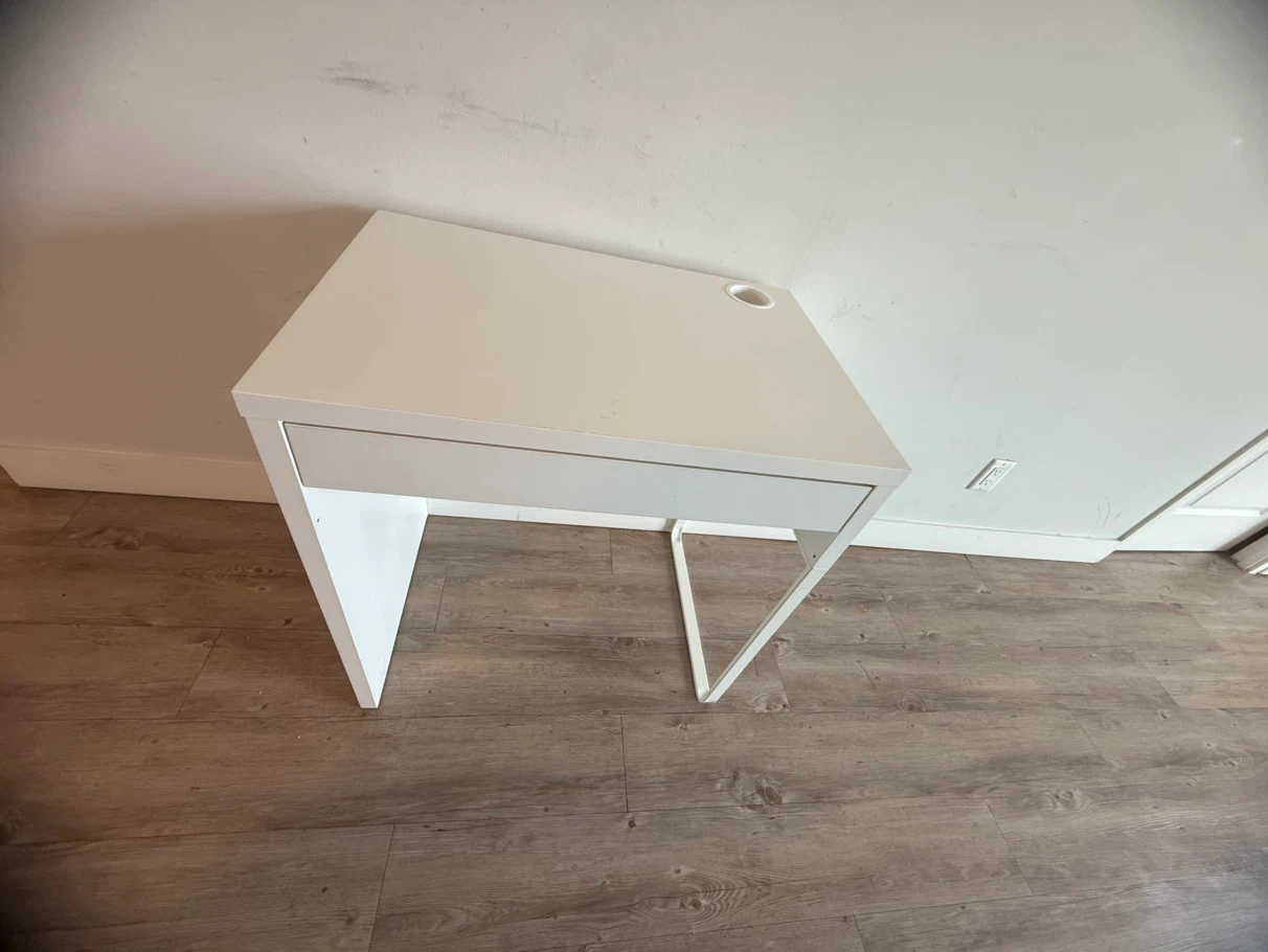 IKEA MICKE Desk White – Good Condition - photo 4