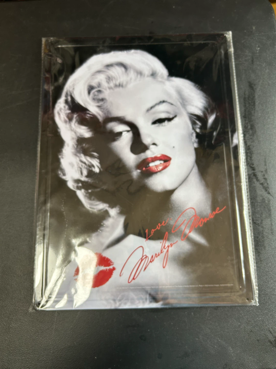 Marilyn Monroe "Love Marilyn" Tin Sign