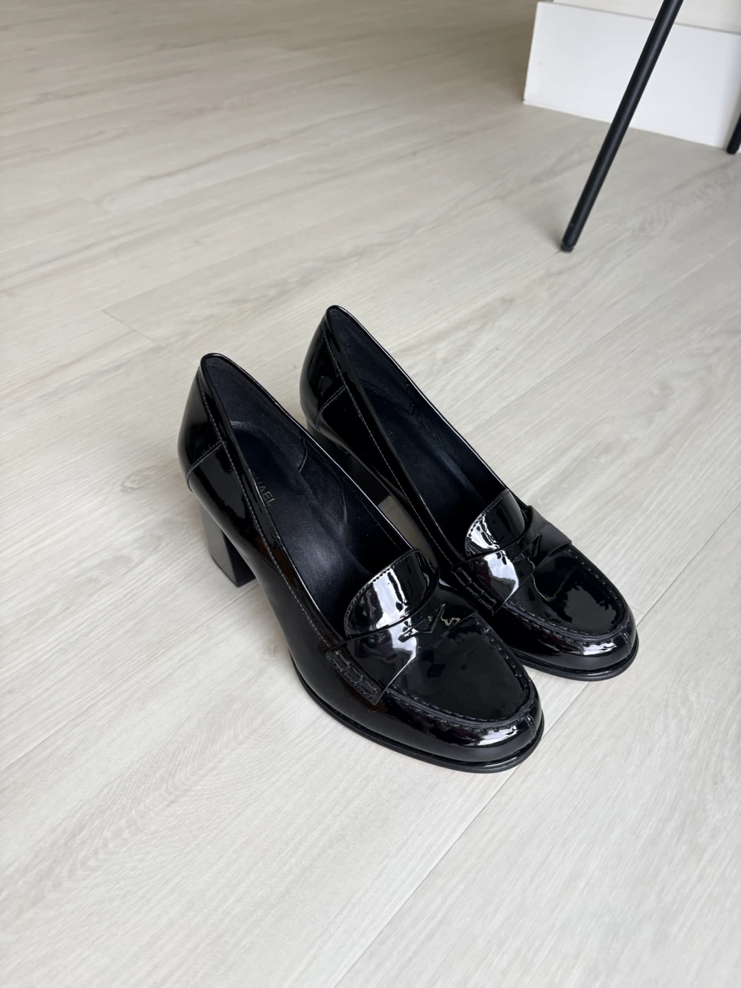Michael Kors Black Patent Leather Loafer Heels Size 8M - photo 2