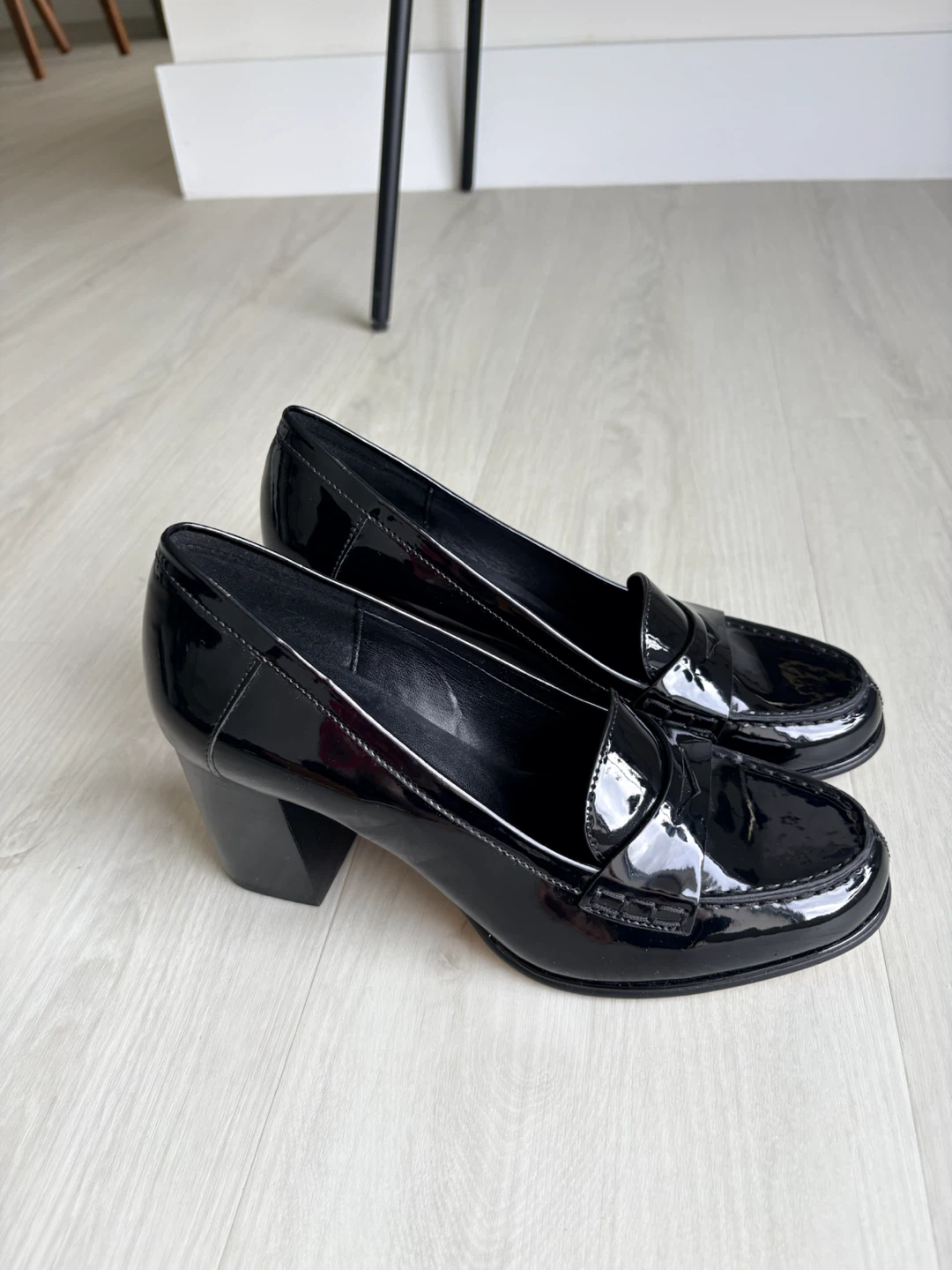 Michael Kors Black Patent Leather Loafer Heels Size 8M - photo 3