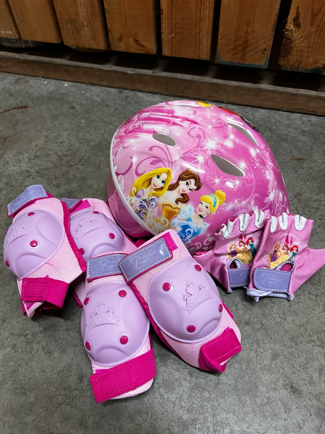 Girls Disney Princess Helmet, Knee & Elbow Pads Set - photo 4
