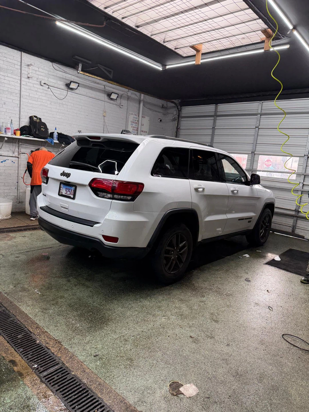 White Jeep Grand Cherokee - photo 2