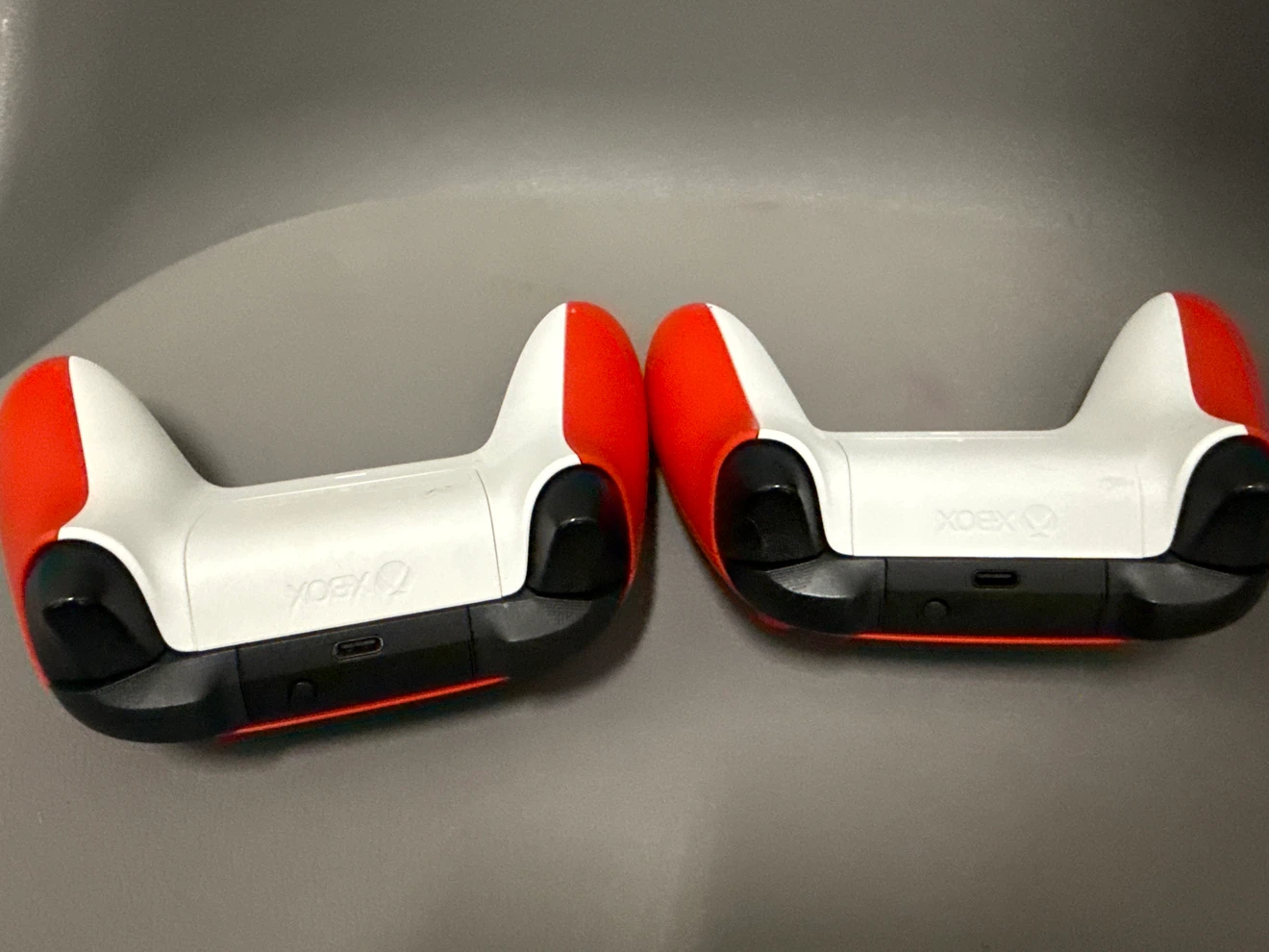 2. Xbox Wireless Controllers - Red and White - photo 4
