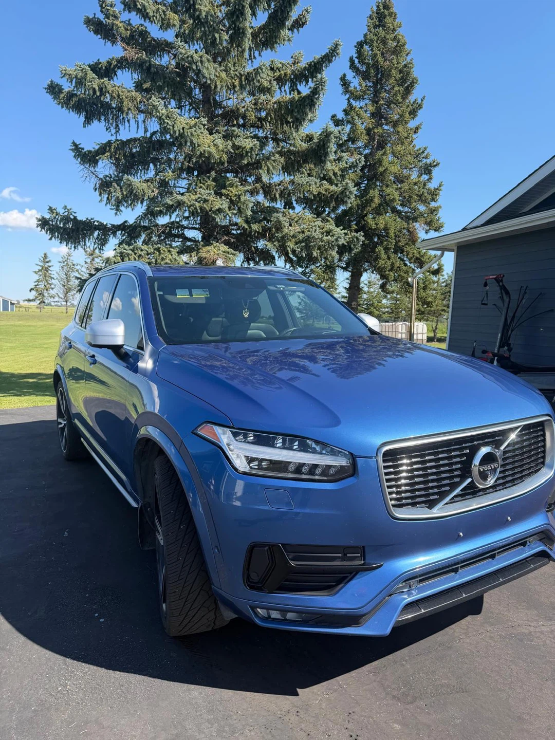 Blue Volvo XC90 T6 SUV - photo 2