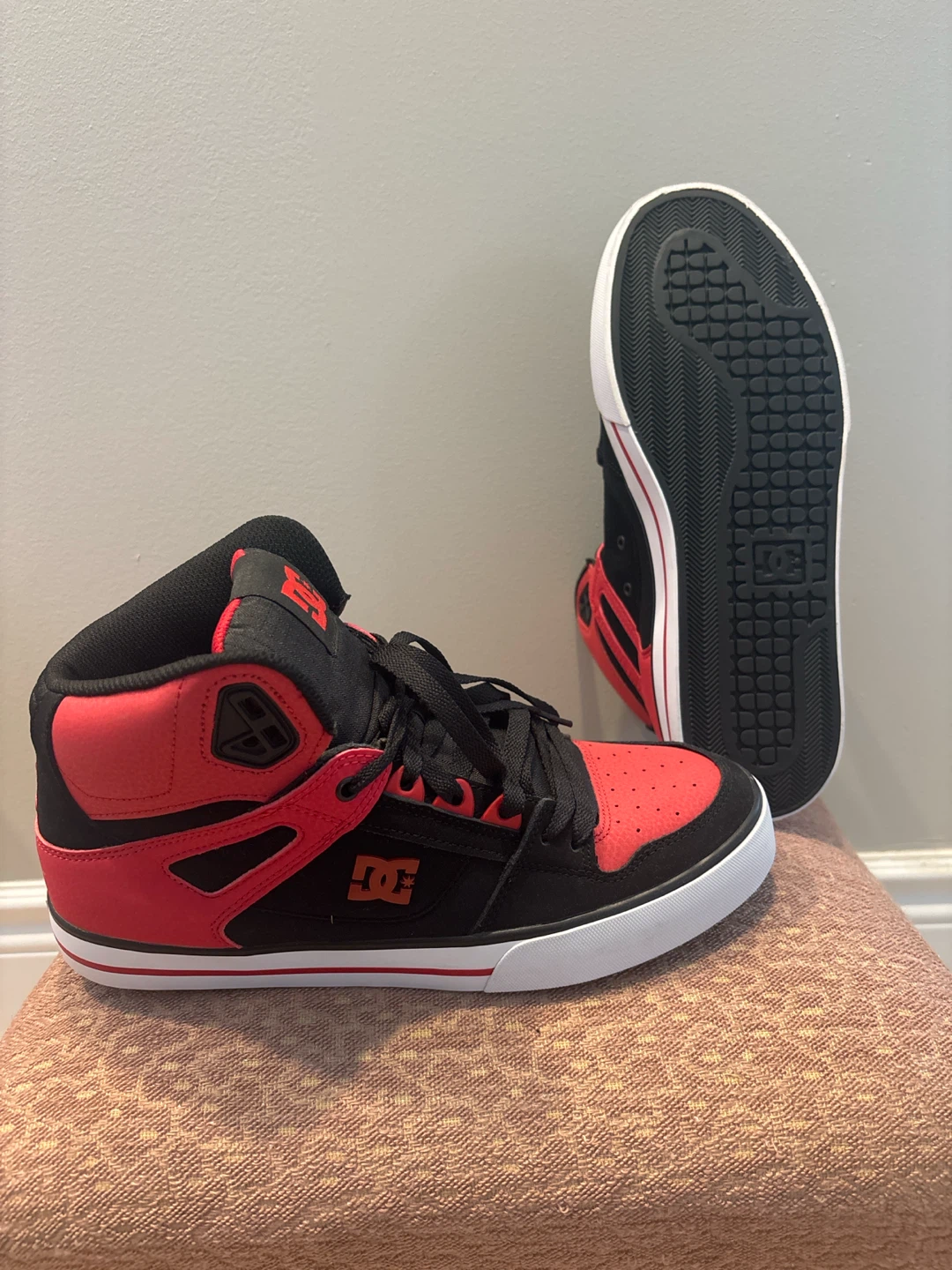 DC Shoes High-Top Sneakers - Red/Black