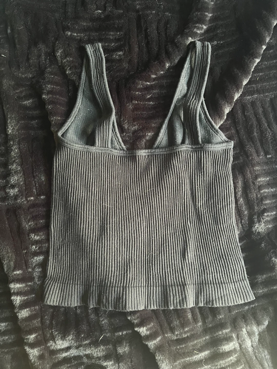 Black ribbed V-neck tank top - photo 2