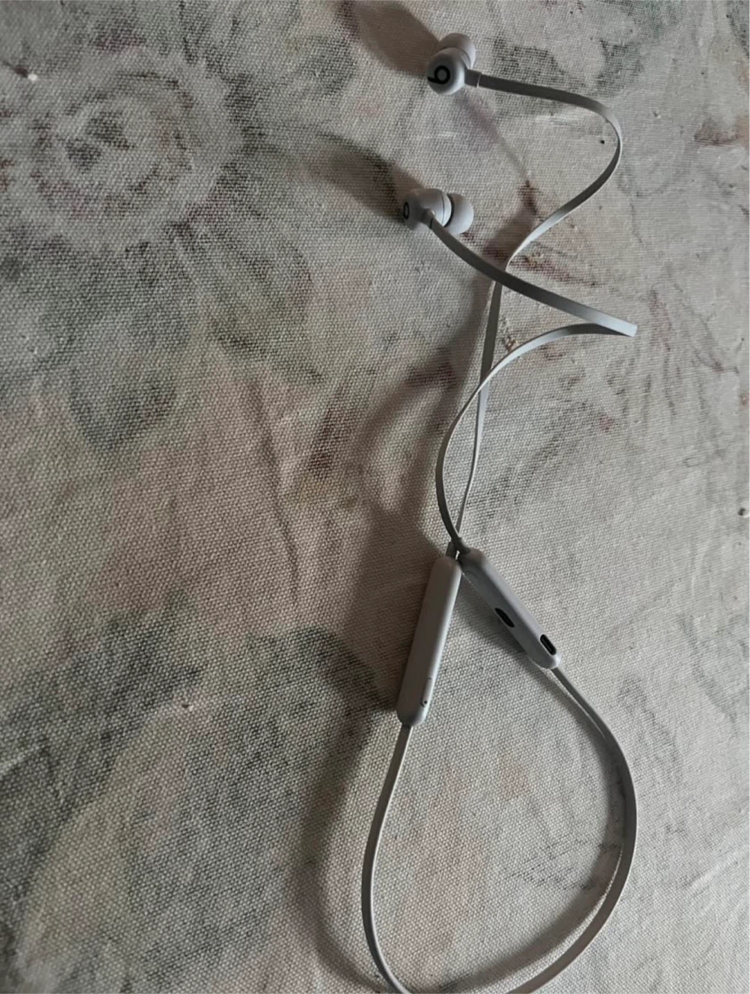 Beats Flex earbuds - photo 2