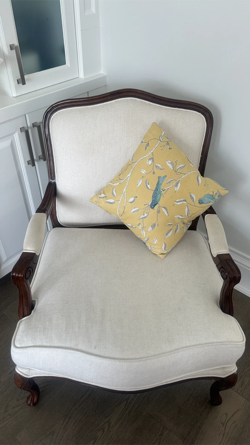 Bombay ✨✨✨✨Cream Accent Chair with Decorative Pillow