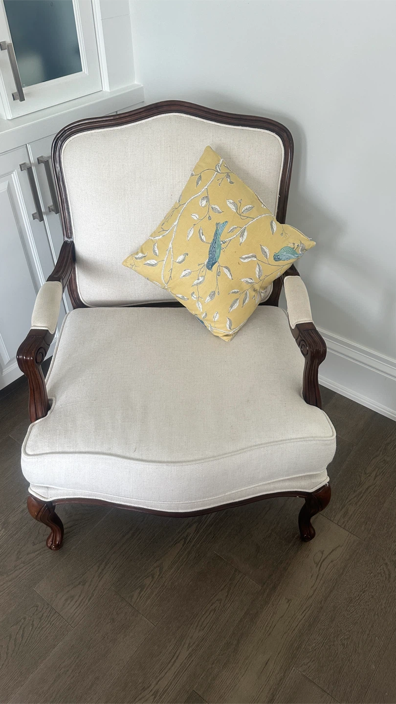 Bombay ✨✨✨✨Cream Accent Chair with Decorative Pillow - photo 2