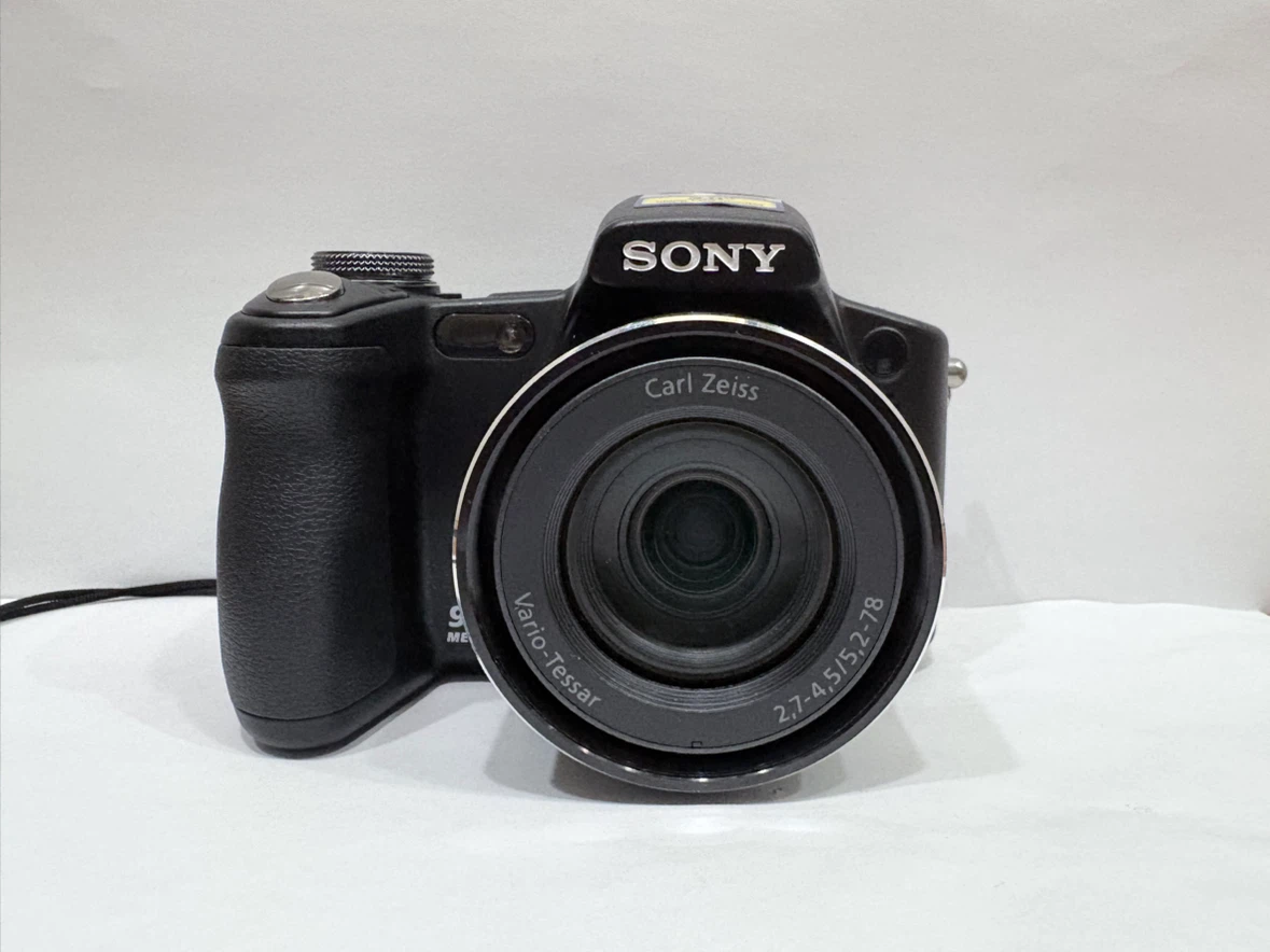 Sony Cyber-shot DSC-H50 Digital Camera Bundle