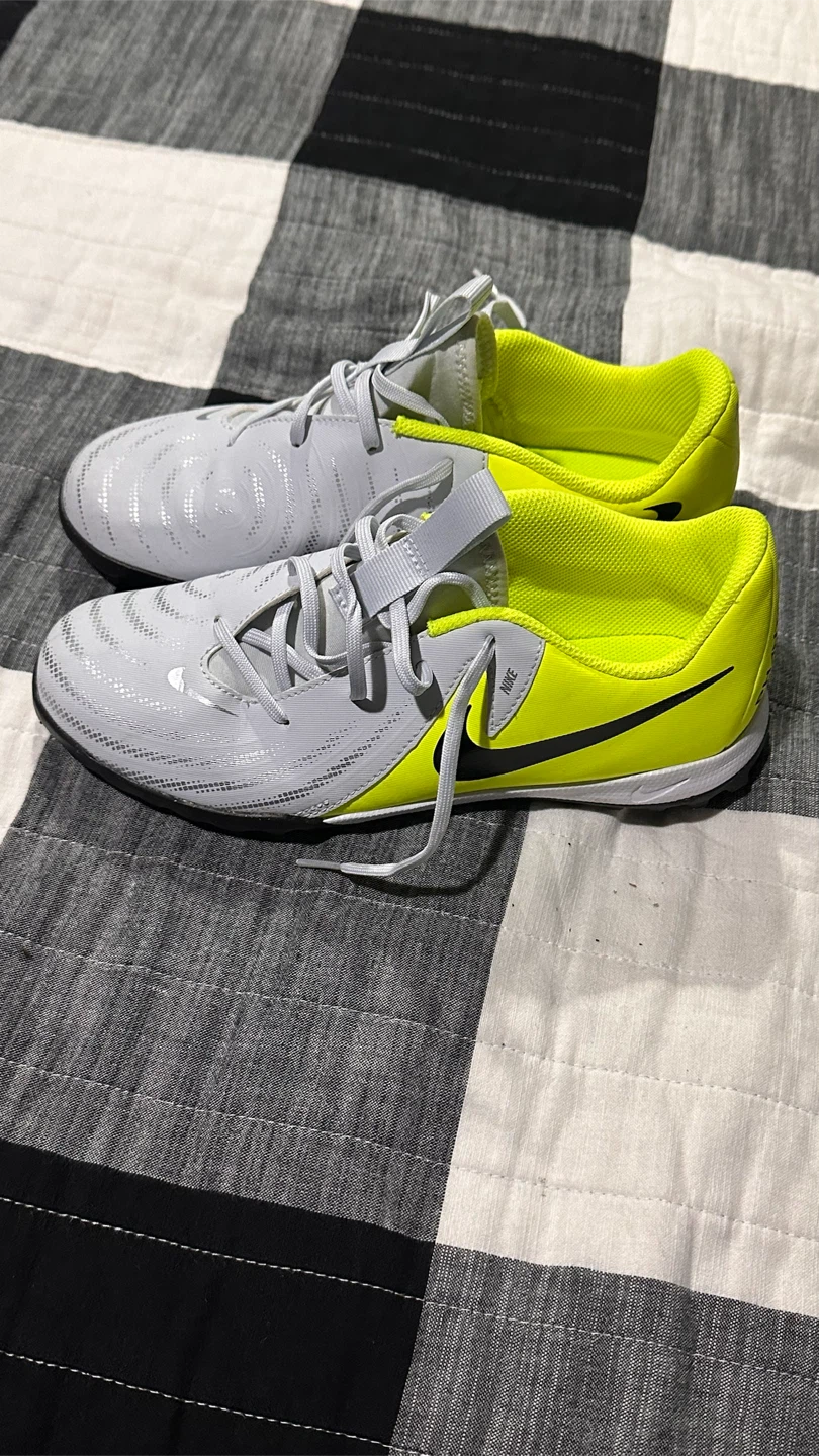 Nike Soccer Cleats Youth Size 4.5