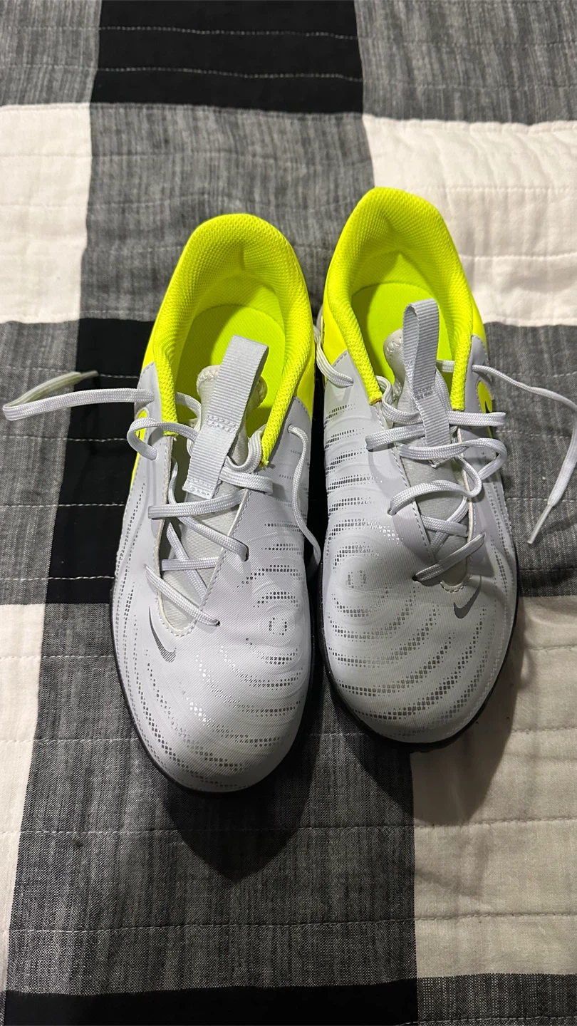 Nike Soccer Cleats Youth Size 4.5 - photo 2