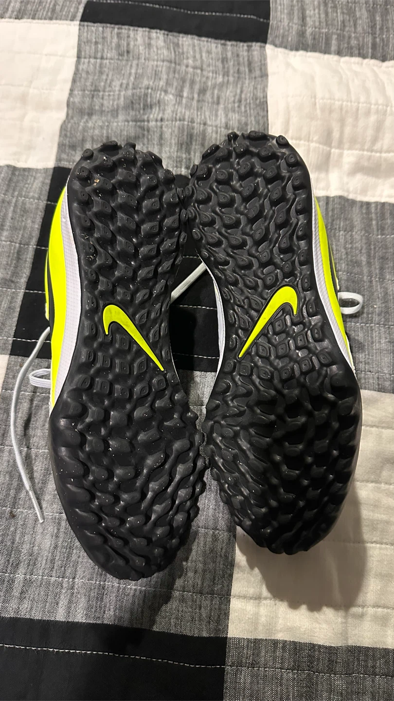 Nike Soccer Cleats Youth Size 4.5 - photo 3