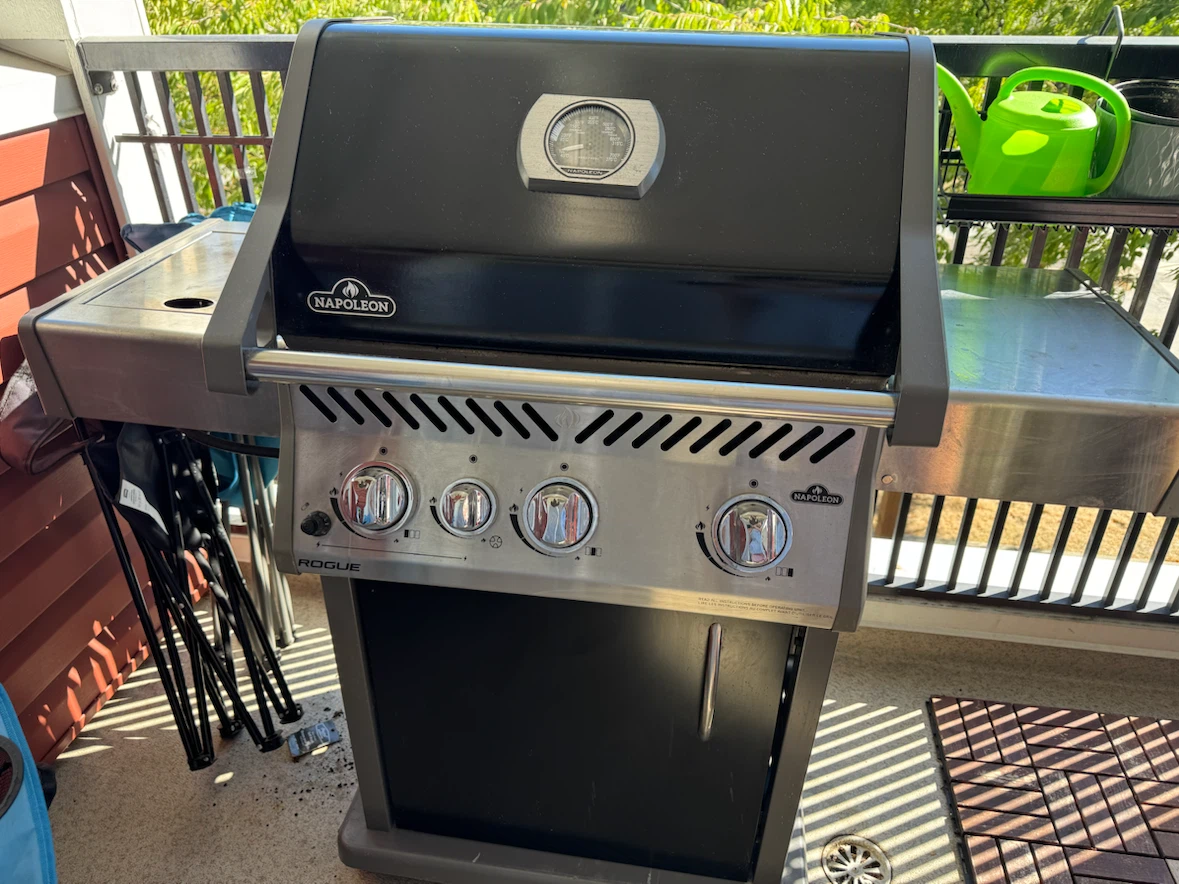 Napoleon Rogue 425 Gas Grill with Side Burner