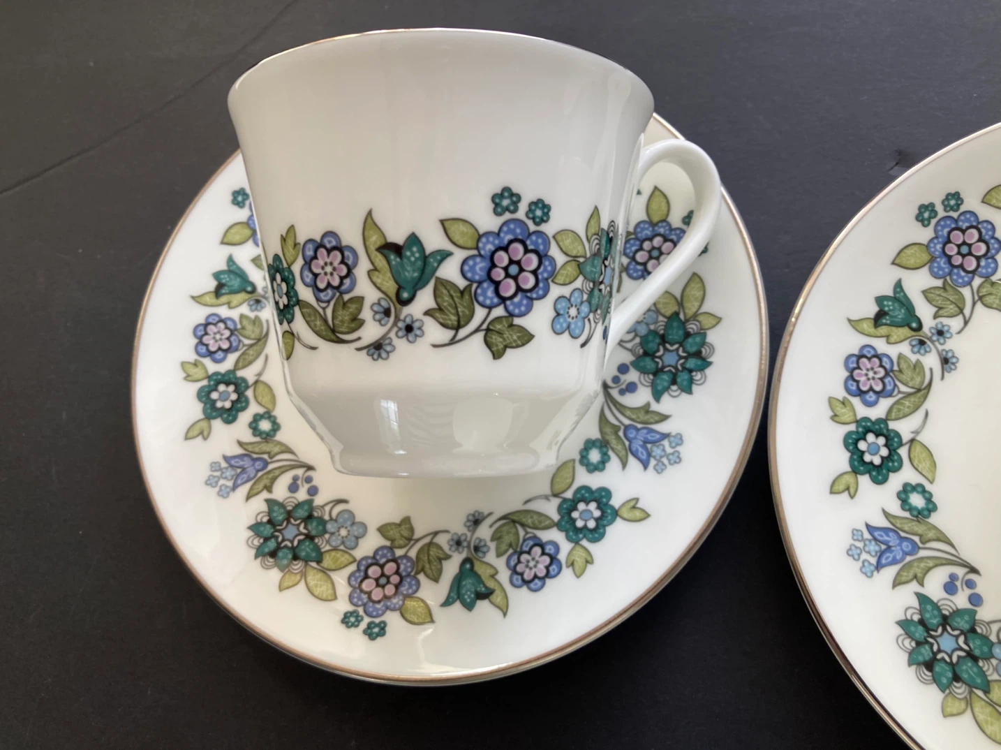 Set of 5 Vintage Floral Teacups and Saucers - photo 3