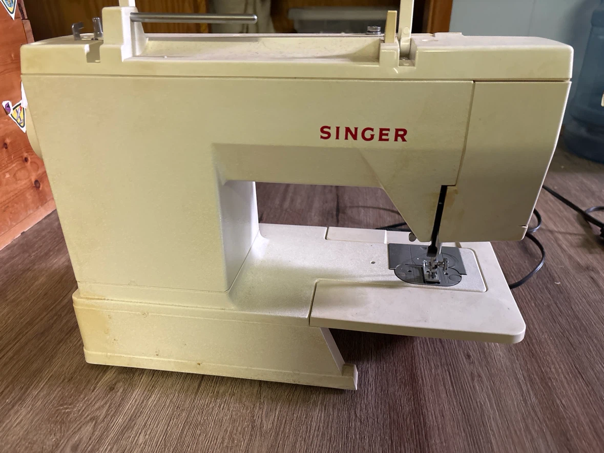 Vintage Singer Sewing Machine with Foot Pedal - Tested & Working - photo 3