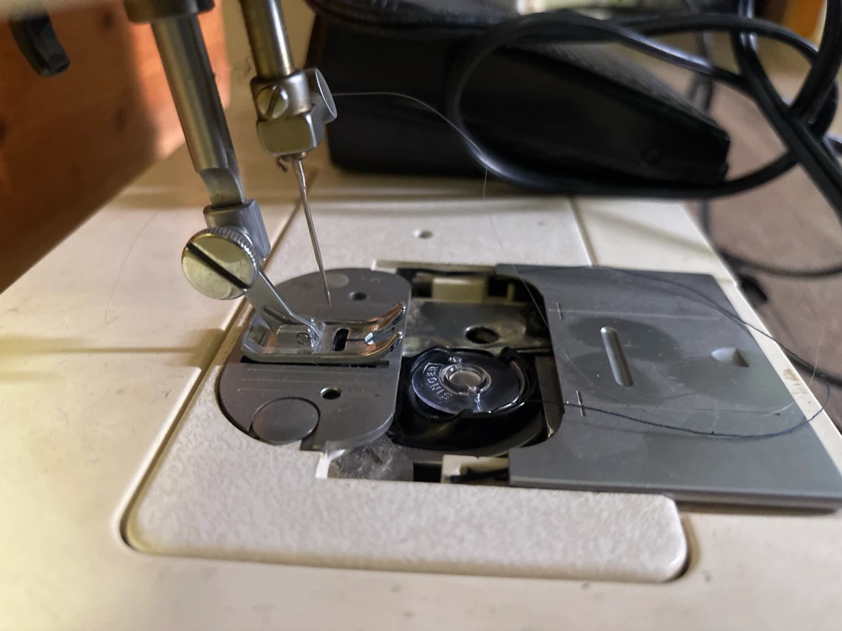 Vintage Singer Sewing Machine with Foot Pedal - Tested & Working - photo 4