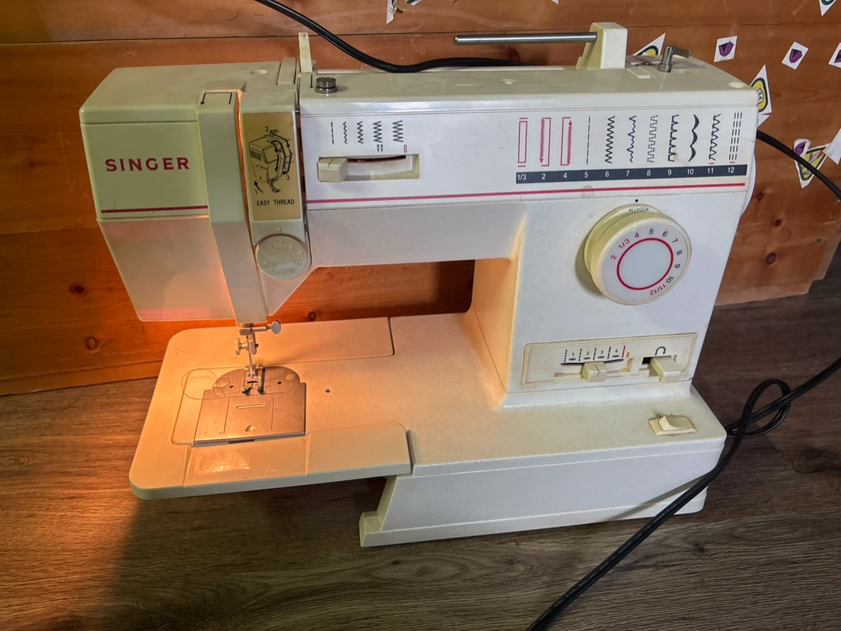 Vintage Singer Sewing Machine with Foot Pedal - Tested & Working - photo 5