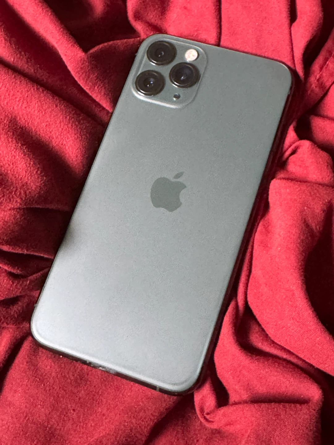 Mint iPhone 11 Pro (case and charger incl)