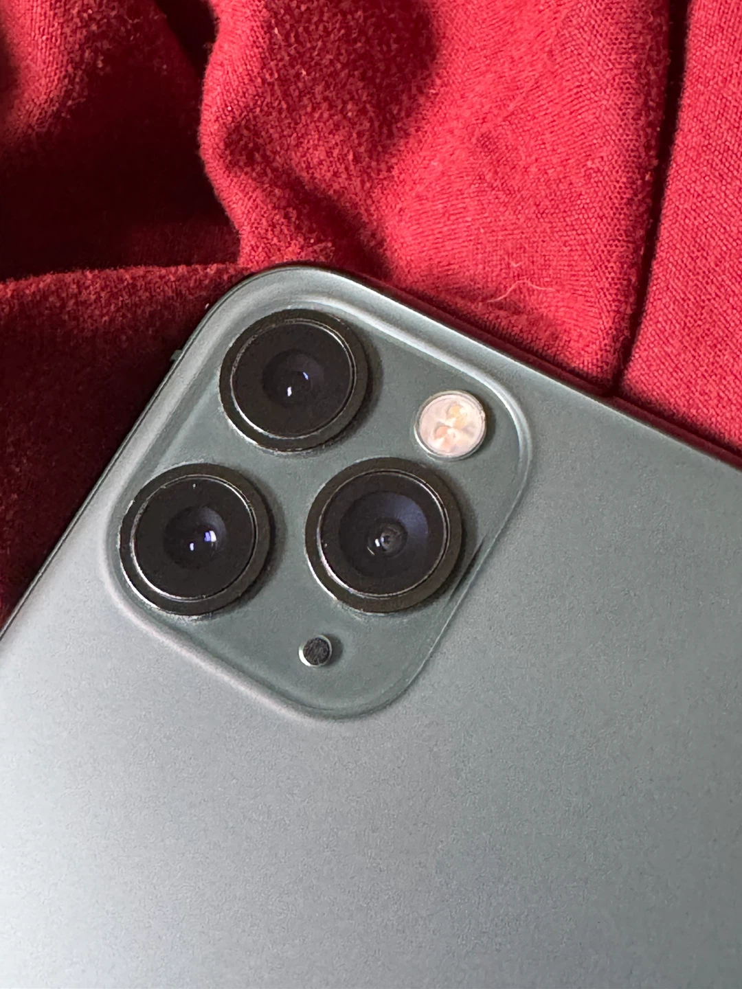 Mint iPhone 11 Pro (case and charger incl) - photo 4