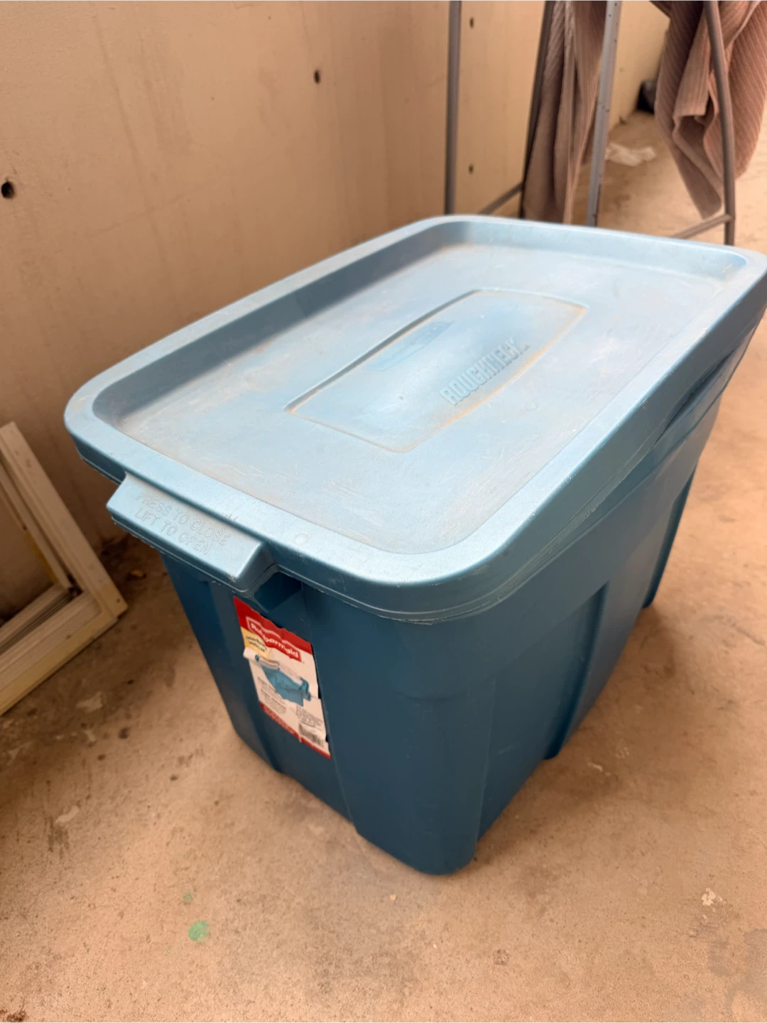 Rubbermaid Roughneck Storage Bin 69L