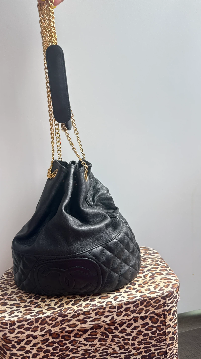 Chanel Black Leather Quilted Drawstring Bucket Bag - photo 2