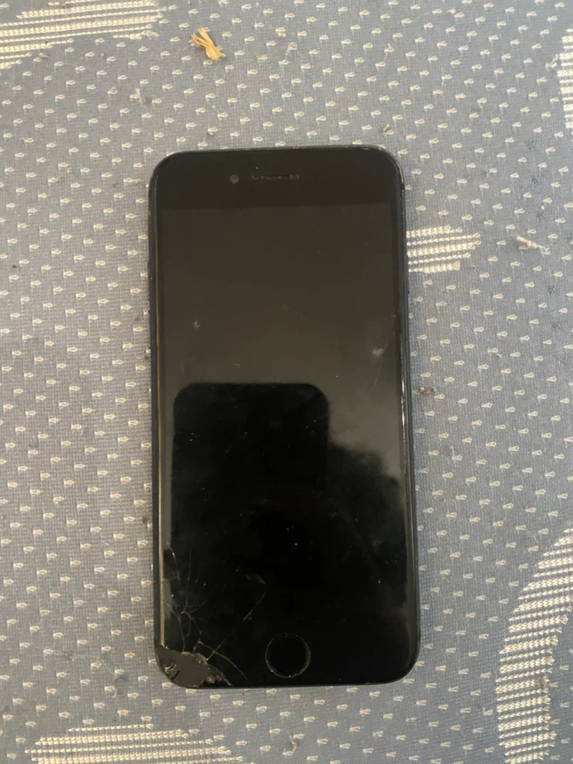 Black Apple iPhone - Broken