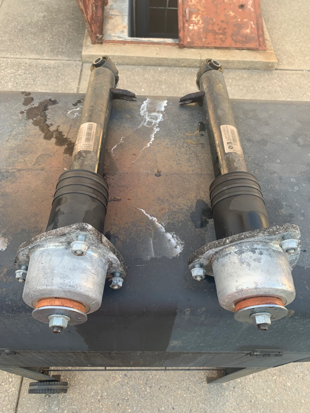 BMW X5 OEM Rear Shock Absorbers Set - photo 2