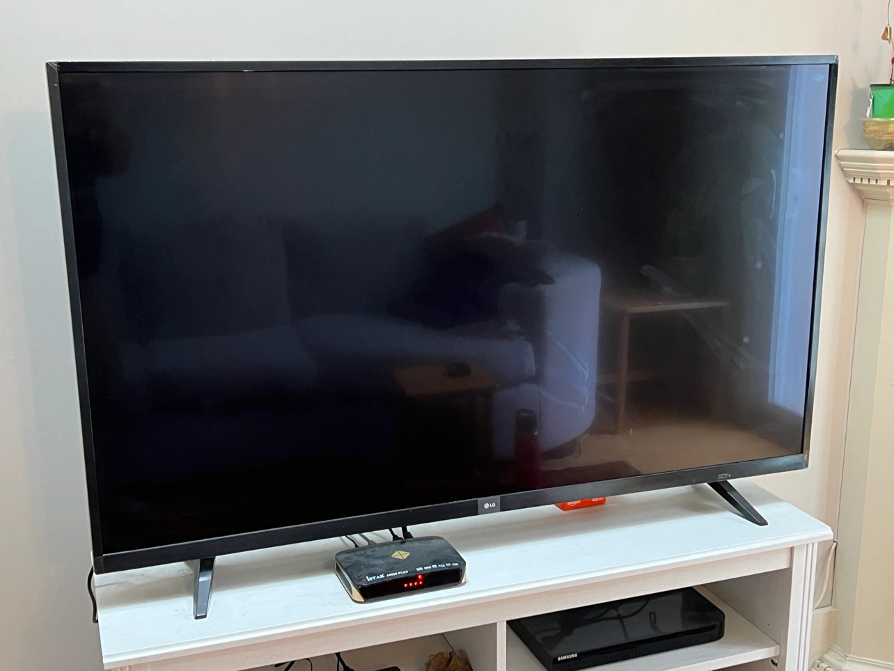 LG 55" UHD 4K Smart TV (Model 55UJ62) - photo 2