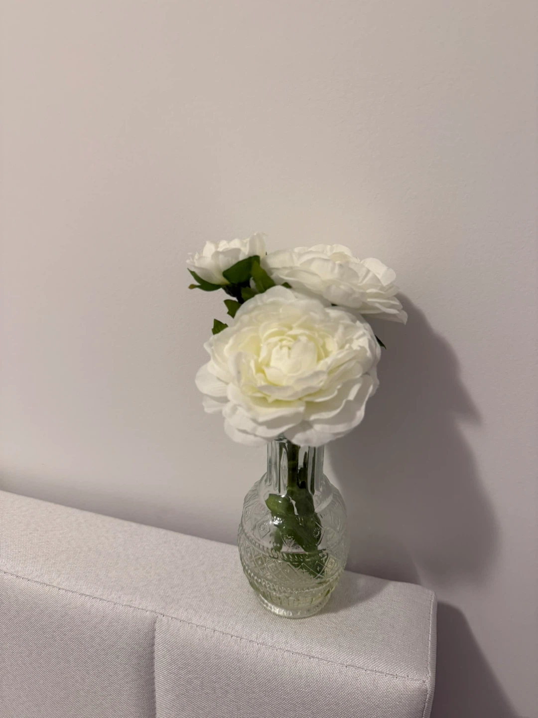 Home Decor: White artificial flowers in glass vase - photo 2