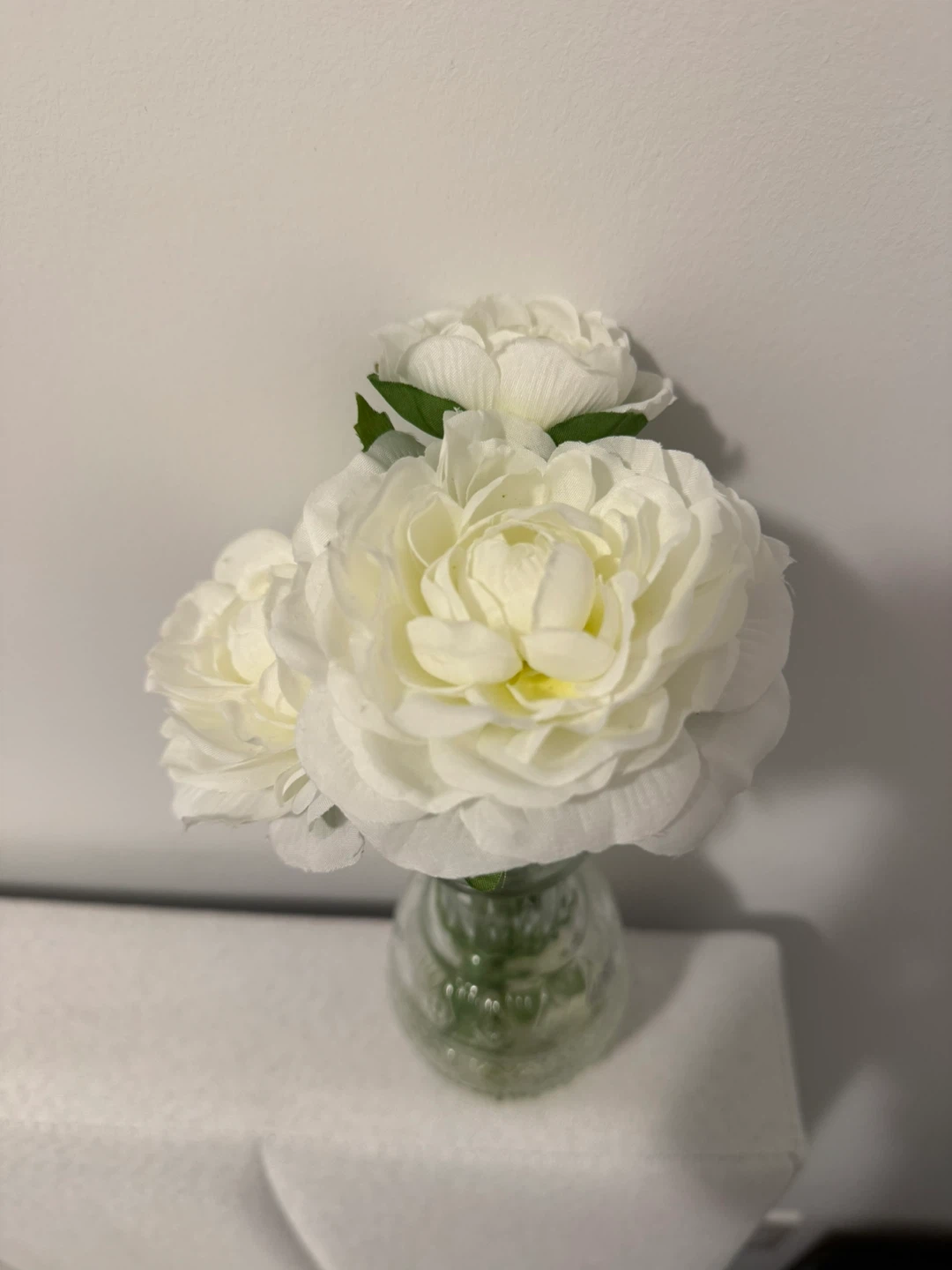Home Decor: White artificial flowers in glass vase - photo 3