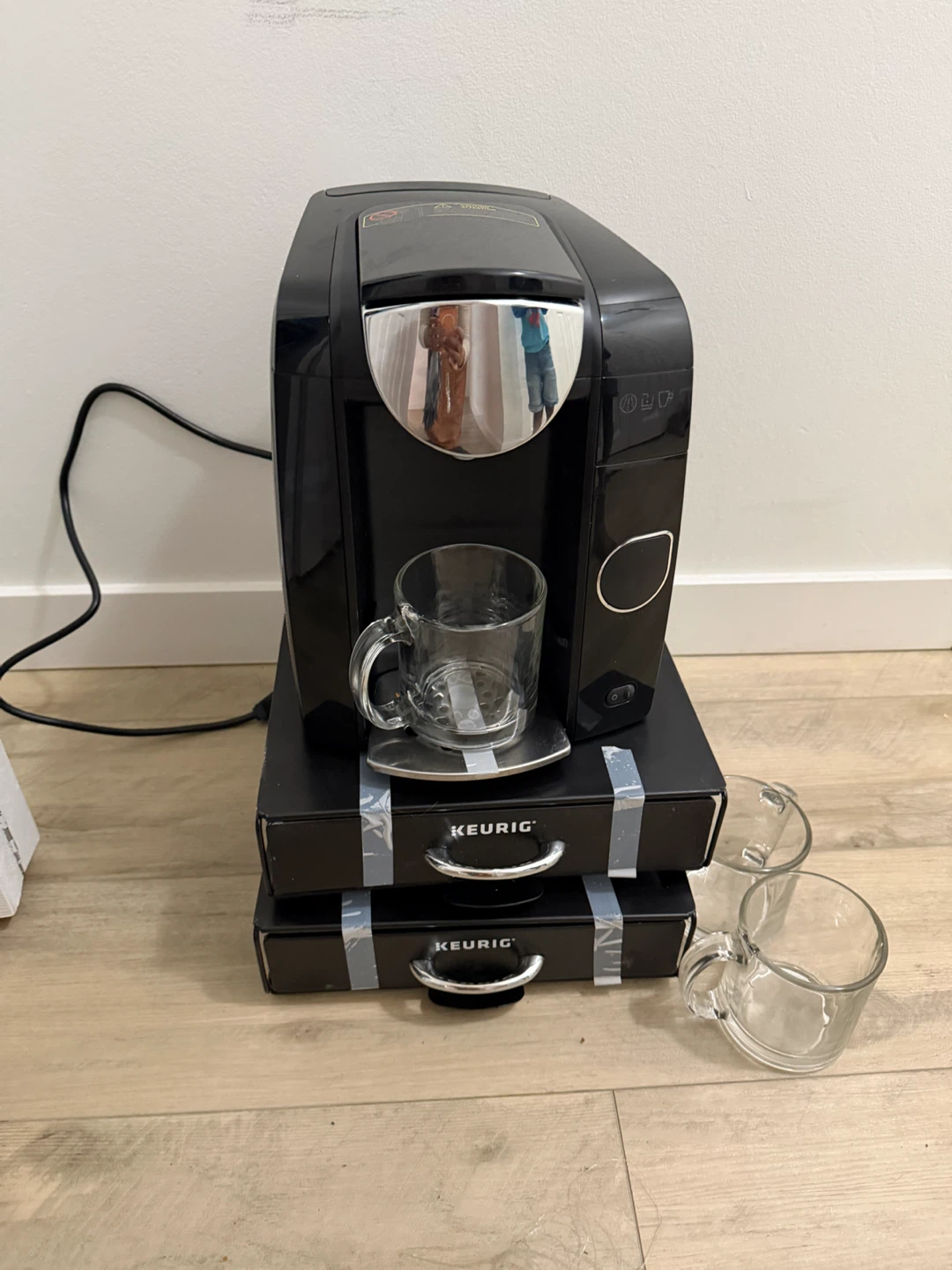 Keurig Coffee Maker with 2 Mugs