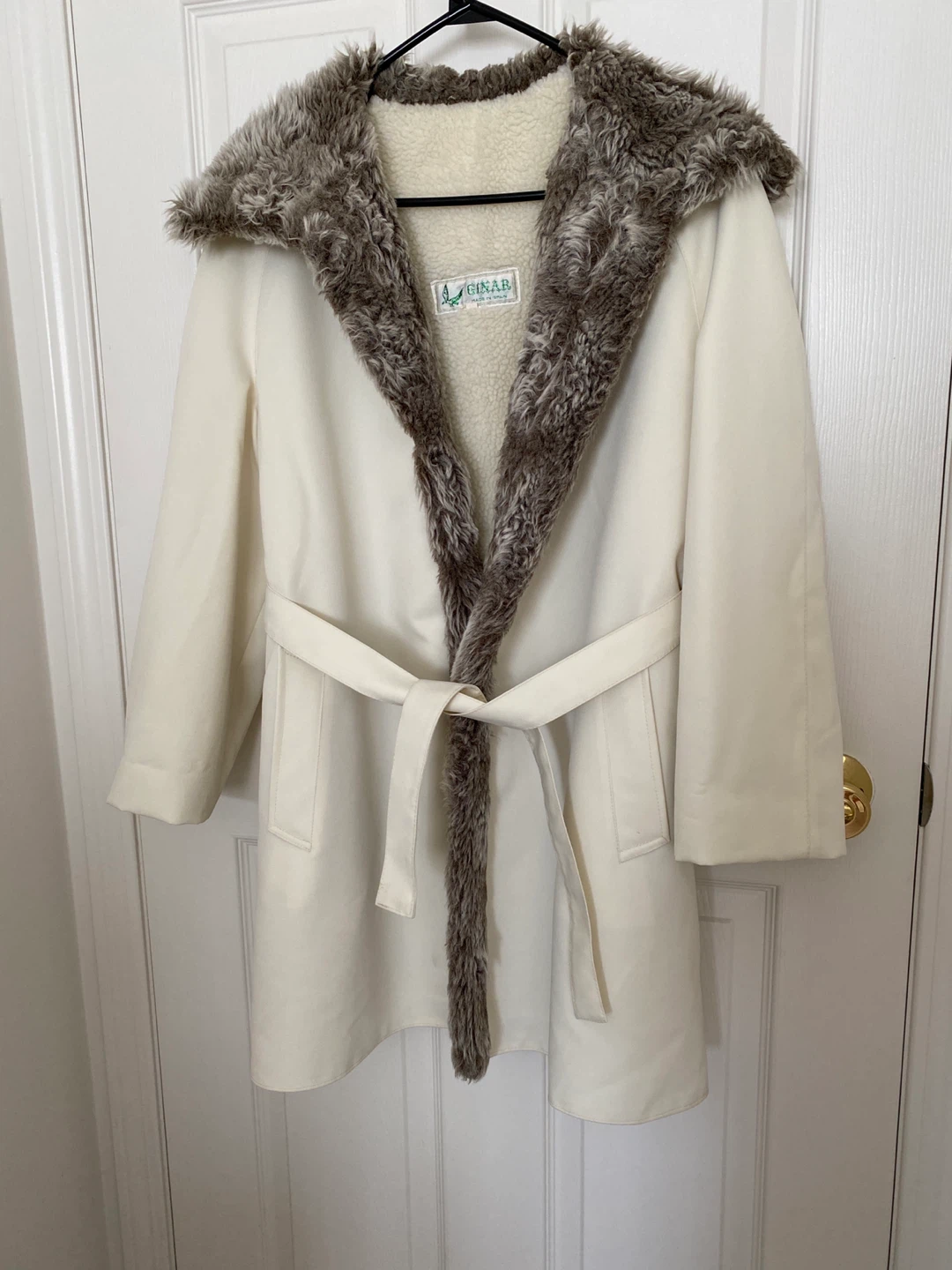GINAR Cream Coat with Faux Fur Trim