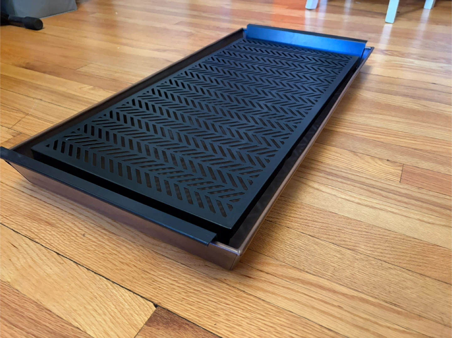 Metal boot tray, black and copper