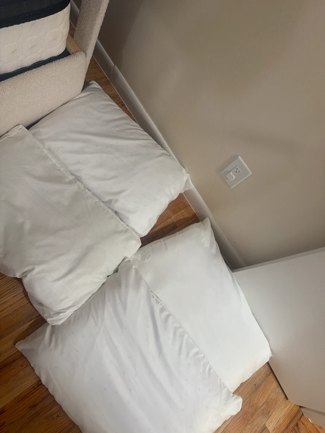 Set of 4 White Bed Pillows