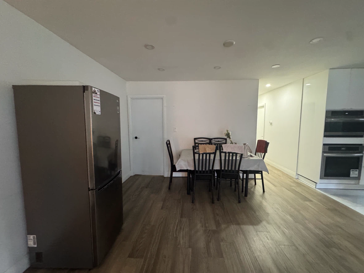 Room Near centennial/UTSC in main floor - photo 2