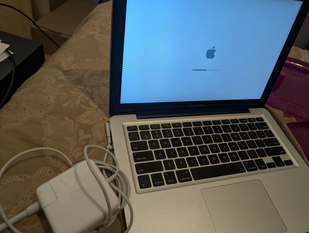 Apple MacBook Pro Laptop just needs O/S - photo 2