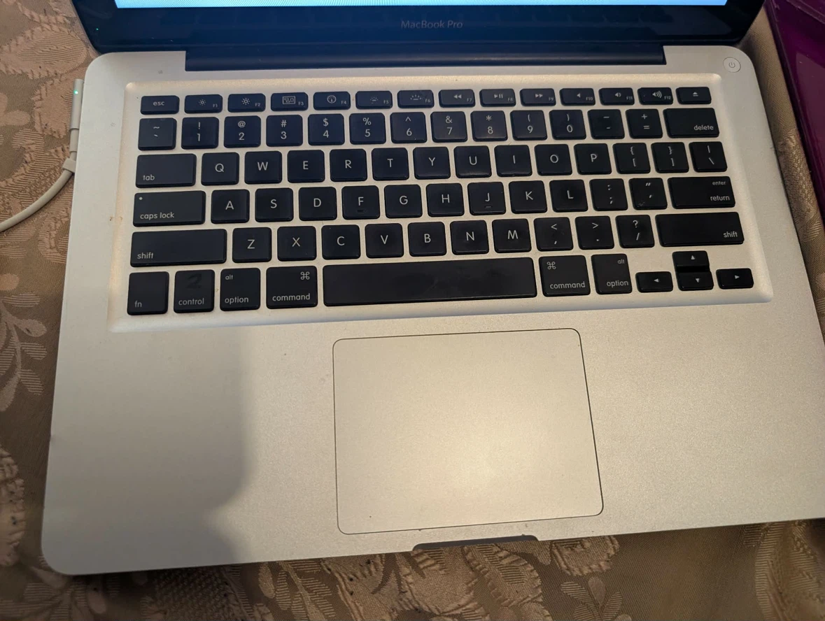 Apple MacBook Pro Laptop just needs O/S - photo 3