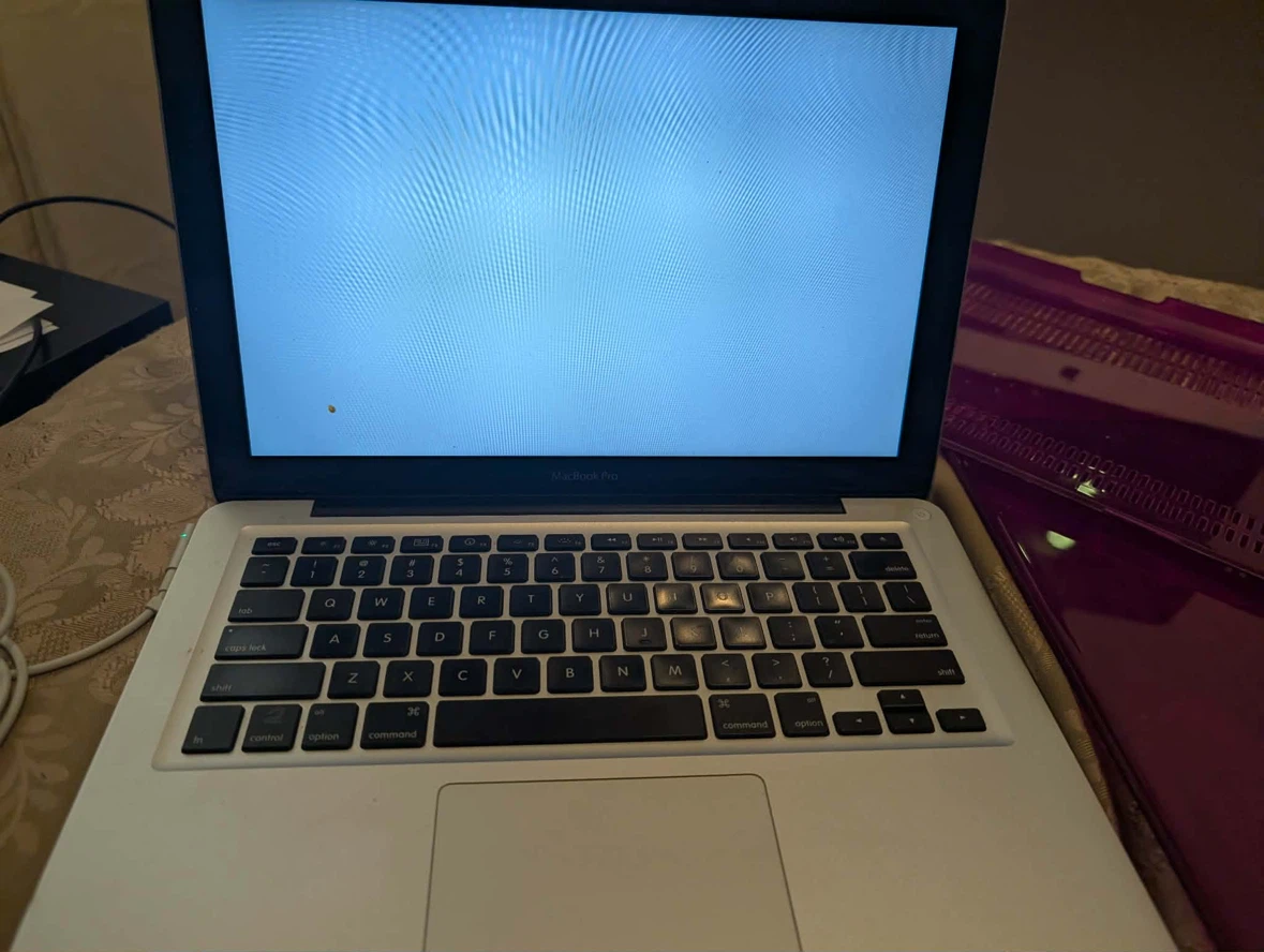 Apple MacBook Pro Laptop just needs O/S - photo 4