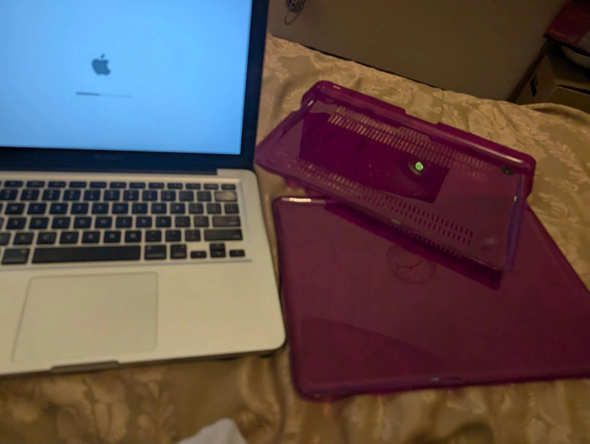 Apple MacBook Pro Laptop just needs O/S - photo 5