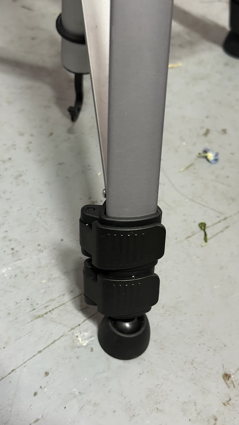 Amazon Basics lightweight tripod - photo 2
