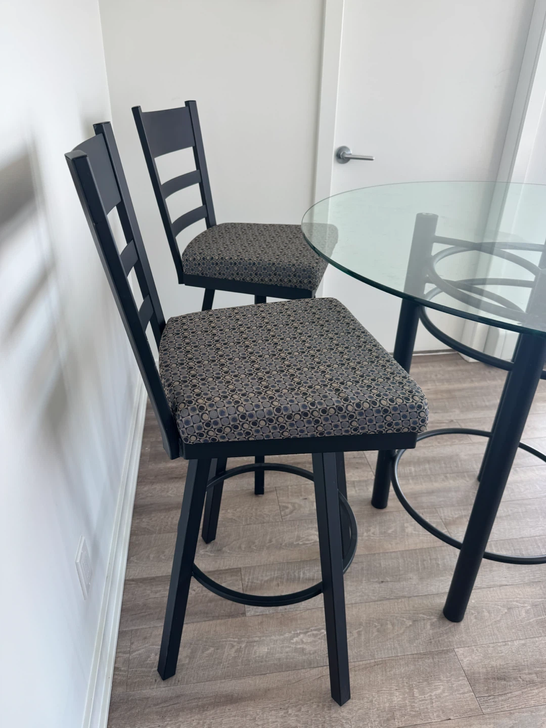 Glass top bar table with 4 stools - photo 2