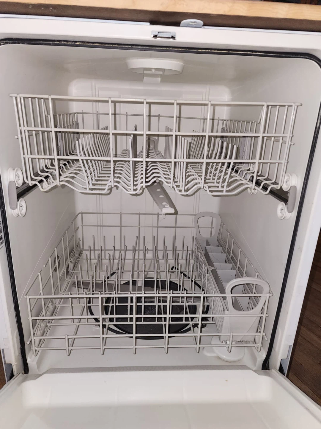 Whirlpool Dishwasher 120$ - photo 2