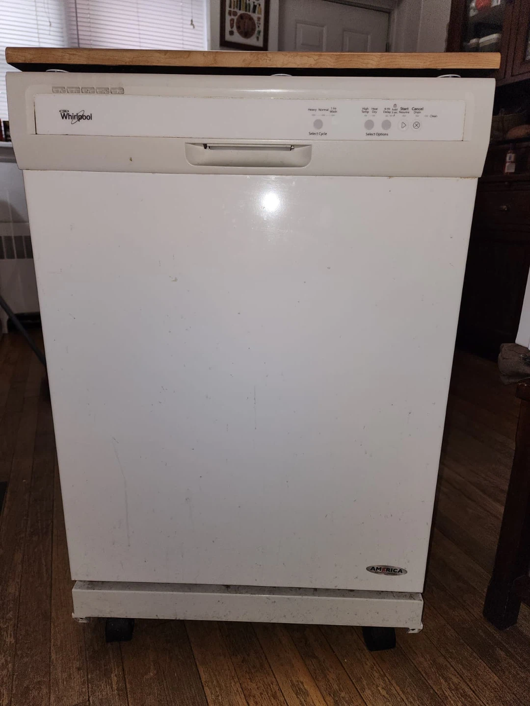 Whirlpool Dishwasher 120$ - photo 4