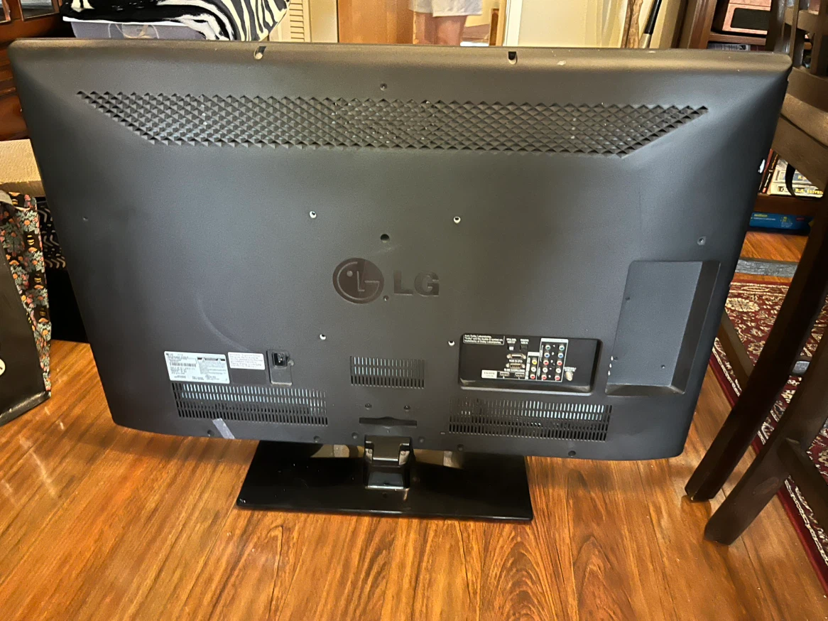 LG 42" LCD TV - photo 2