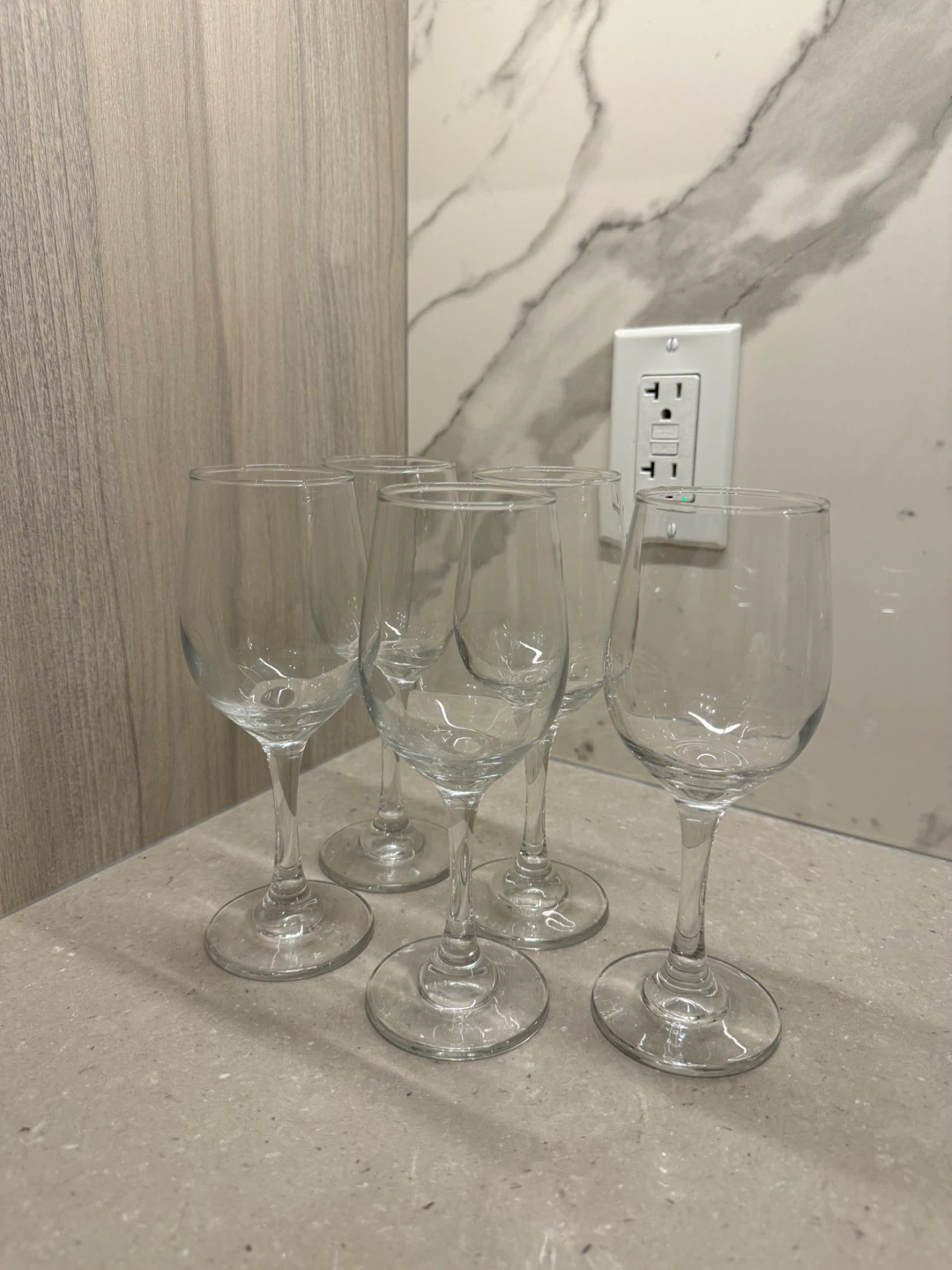 Set of 5 clear glass wine glasses