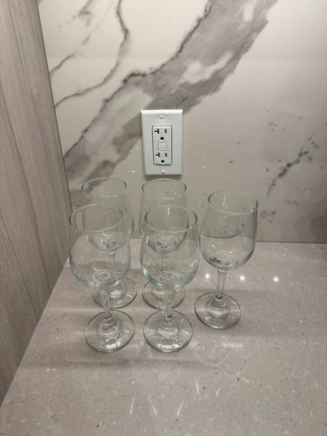 Set of 5 clear glass wine glasses - photo 2